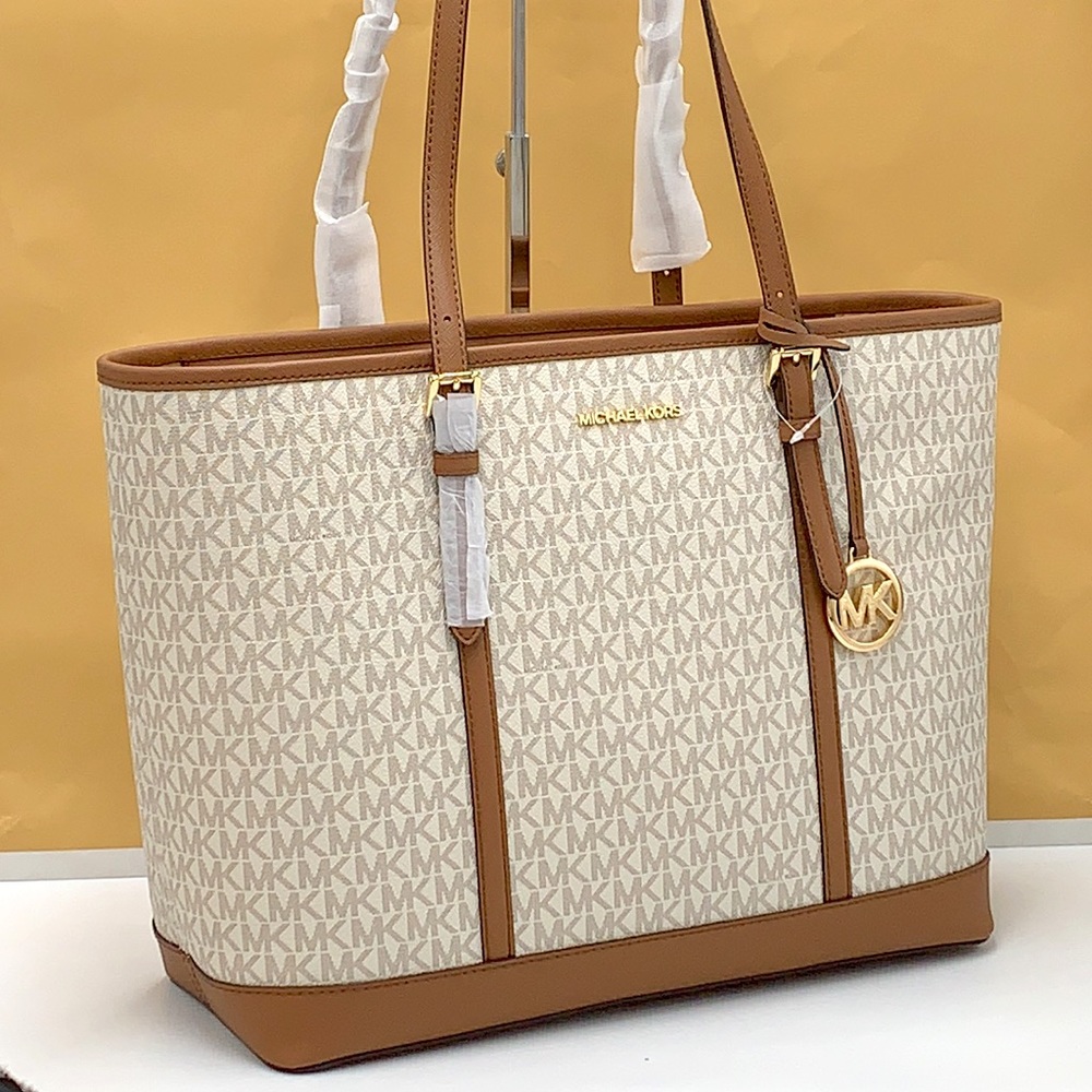 MICHAEL KORS VANILLA SIGNATURE COLOR 
Jet Set Travel Large Logo Tote Bag